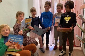 Täglich großes Gewusel im Leseraum - Im kleinen Lesezimmer finden vor allem die Mädchen und Jungen der große Gruppe ihr passendes Kinderbuch.
