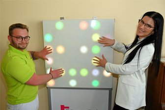 T-Wall aus Mittweida kommt im Krankenhaus an: So bauen Jugendliche ihre Ängste ab - Eine T-Wall als Geschenk für die Station für Kinder- und Jugendpsychomatik am Krankenhaus in Mittweida: Mototherapeut Florian Fleischer und Paula Richter, Personalleiterin bei IMM, haben die Reaktionswand in Betrieb genommen.