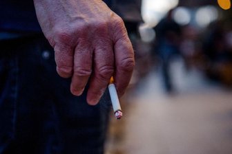 Zigarette: Die Suchtforscher gehen davon aus, dass wahrscheinlich im letzten Jahr mehr frische Ex-Raucher rückfällig geworden sind.