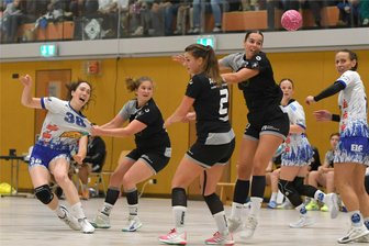 Tabellenführung adé: Marienberger Handballerinnen verlieren zweites Spiel in Folge - Gegen die robuste Spielweise der Weißenborner Mannschaft fanden die HSV-Damen in den entscheidenden Situationen keine Mittel. Hier bekommt diese Emma Bielawny (links) zu spüren.