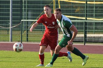 Tabellenführung futsch: Flöhas Fußballer geben Sieg in der Nachspielzeit noch aus der Hand - TSV-Kicker Robin Klinner (l.), hier im Spiel gegen Claußnitz, erzielte gegen Hainichen den Führungstreffer.