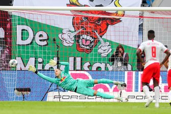 Tabellenführung weg: RB Leipzig wird von Schalke überrumpelt - Schalkes Amine Harit (2.v.l.) trifft gegen Leipzigs Torwart Peter Gulacsi beim Elfmeter zum 0:2.