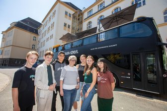 Tablets, VR-Brillen, 3D-Drucker: Fahrende Digitalwerkstatt macht Station an Plauener Gymnasium – „ich bin sehr beeindruckt“ - David, Carlos, Mohammed, Irina Geißler und Ariane, Marie und Emily (von links) vor dem Fab-Mobil.