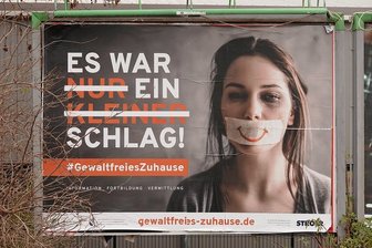 Tabu-Thema Häusliche Gewalt gegen Frauen: Sachsen will Licht ins Dunkel bringen - Mit einer Plakataktion in ganz Sachsen machte der Verein "Gewaltfreies Zuhause" Ende 2021 auf das Thema Häusliche Gewalt aufmerksam. Die Hochschule Merseburg will nun Ursachen, Auswirkungen und Vorkommen von Gewalt gegen Frauen im Freistaat erkunden. 