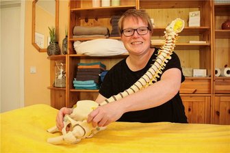 Tabuthema Inkontinenz: Eine Physiotherapeutin aus Flöha klärt auf - Marie-Luise Martin erklärt ihren Patienten anhand eines Wirbelsäulenmodells, wo die betroffenen Beckenbodenstrukturen zu finden sind und welche Bewegungen ausgeführt werden.