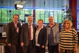 Tacheles: Freiberger Kinopolis lädt Gäste aus der jüdischen Gemeinde Chemnitz ein - Michael Stahl (l.) und Thomas Erler (2. v. r.) mit Rabbiner Michael Jedwabny, Ruth Röcher und Elena Gaft von der jüdischen Gemeinde Chemnitz.