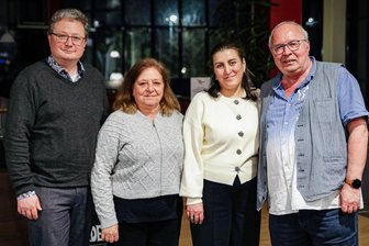 „Tacheles“ in Freiberg: Warum zwei Syrerinnen eine Rückkehr nach Kriegsende ausschließen - Sprachen im Kinopolis über Flucht, Ankommen und die Debatte um eine Rückkehr nach Syrien (von links): Pfarrer Dr. Michael Stahl, Suaad Marwa, Kawther Amro und Thomas Erler.