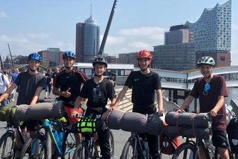 Täglich 100 Kilometer: Wie fünf vogtländische Schulfreunde eine Radtour nach Hamburg erleben - Am Ziel: Ben Möckel, Iven Fücker, Max Müller, Sebastian Hennig und Simon Hippold. Dieses Bild zeigt die Jungs mit der Elbphilharmonie im Hintergrund.