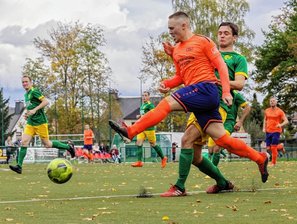 Täglich grüßt das Murmeltier - Christian Hallbauer (oranges Trikot) und der Oberlungwitzer SV hatten am Sonntag gegen Germania Chemnitz einfach kein Spielglück.