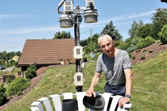 Täglich grüßt das Thermometer: Das sagen Hobbymeteorologen aus Mittelsachsen zu Rekordtemperaturen - Volkmar Dunger zeigt die Wetterstation in seinem Garten. Seit 15 Jahren sammelt er Wetterdaten in Langenau.