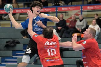 Täglich grüßt die Niederlage: Auer Juniorteam bleibt auch in Halle ohne Chance - Maurice Kriegel und das Auer Juniorteam zerren zwar an den Ketten. Doch der Aufsteiger tut sich in der Regionalliga nach wie vor schwer.