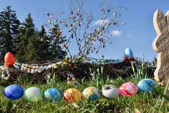 Tägliche Überraschungen zu Ostern: Limbach-Oberfrohna wird wieder zum Osterversteck - Die Kreuzung an der Ortseinfahrt wurde von der Initiative "Grüna blüht" mit einem großen Osternest aufgehübscht. Foto: Steffi HofmannFoto: Steffi Hofmann