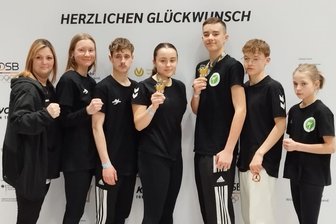 Taekwondo: Kämpferherz holt Meistertitel ins Erzgebirge – und ein Youngster überrascht alle - Trainerin Claudia Lerch, Josy Riedel, Lenny Richter, Isabell Briem, der frisch gebackene deutsche Meister Enno Bentlin, Ben Luca Pötzscher und Mayla Richter (v. l.) vertraten den Zwönitzer HSV in Wuppertal.