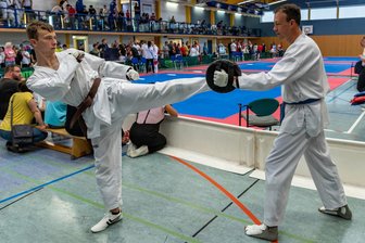 Taekwondo-Sachsenmeisterschaft in Rochlitz: Viel Akrobatik auf den Matten - Gemeinsame Erwärmung: Florian Pappai (l.) vom BSC Motor Rochlitz und Patrick Schramm von der Geringswalder Zweigschule bereiten sich gemeinsam auf ihre Kämpfe vor. Rund 400 Aktive waren am Wochenende bei der Sachsenmeisterschaft in der Regenbogenhalle dabei. 