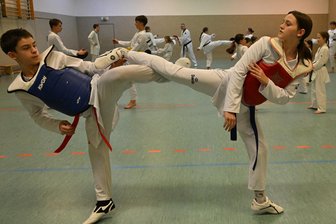 Taekwondo-Sportler aus dem Erzgebirge pendelt zwischen Weltrangliste und Nickelhütten-Turnier - Tony Müller (links) im Trainingskampf mit Shyla Brandt. Diesen Sonnabend treten beide beim Nickelhütten-Turnier an.