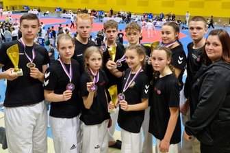 Taekwondo: Zwönitzer will es in zwei Altersklassen wissen – und siegt doppelt - Waren in Prag sehr erfolgreich: Die Zwönitzer Taekwondo-Sportler Jonas Radke, Lenny Richter, Ben Luca Pötzscher, Isabell Briem und Louis Lerch (h. v. l.) sowie (v. v. l.) Enno Bentlin, Jule Richter, Mayla Richter, Matilda Becher, Hannah Jäckel und Trainerin Claudia Lerch. Foto: Standau/Verein