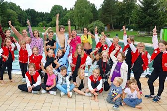 Tänzer erobern das Freibad -  "Ab Temperaturen von 28 Grad haben wir unser Training in das Leubnitzer Bad verlegt, wo wir auch für das Ablegen der Schwimmstufen geübt haben", sagte Chillies-Chefin Claudia Hauschild, die jetzt für den Mittwochabend einen Abschluss im Fraureuther Bad organisiert hatte. 