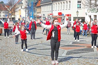 Tänzer machen in Werdau auf sich aufmerksam - Mit einer Tanzeinlage wollten die "Chillies" auf ihre Situation aufmerksam machen.