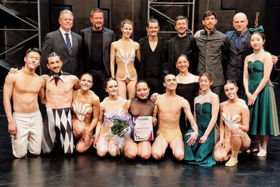 Tänzerin erlebt im Plauener Theater nach umjubelter Ballettvorstellung eine besondere Überraschung - Am Sonntag wurde die Tänzerin des Theaters Plauen-Zwickau, Miyu Fukagawa (vorn, 5. von links), mit dem Hans-und-Edith-Theaternachwuchsförderpreis ausgezeichnet.