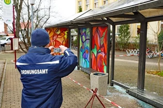 Täter lassen sich an Haltestelle in Neukirchen aus - Ein Mitarbeiter des Ordnungsamtes hat am Mittwochvormittag die Schäden an der Bushaltestelle vor dem Schulzentrum dokumentiert. 