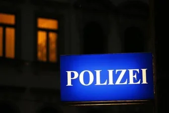 Täter mit Samurai-Schwert beraubt Mann -