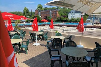 Tätlichkeit im Freibad Reichenbach lässt Wellen hochschlagen - Die Sitzgruppen vor dem Kiosk im Reichenbacher Bad. Bei dem Angriff fiel ein Tisch um, ein Stuhl ging zu Bruch.