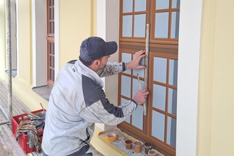 Täuschend echt: Diese Fenster in der neuen „Fabrik der Fäden“ in Plauen sind nur ein Fake - Durch die Anordnung von hellen und dunkleren Farbtönen entsteht bei den aufgemalten Fenstern eine plastische Wirkung.