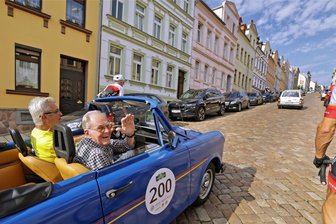 Täve Schur spricht in Meerane über seinen Sturz vom Schuppendach: „Der Wind kam aus der falschen Richtung“ - Die Radsportlegende ist am Mittwoch als Beifahrer im blauen Trabant seines Freundes Karel Gerolt von der Steilen Wand zum Teichplatz gefahren.