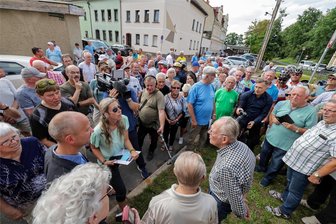 Täve Schur und die Patenbrigade vom Dampfkesselbau aus Meerane: Eine Verbindung, die seit fast 60 Jahren hält - Gustav Adolf „Täve“ Schur ist immer noch ein Besuchermagnet: Rund 200 Leute verfolgten seinen Auftritt an der Steilen Wand.