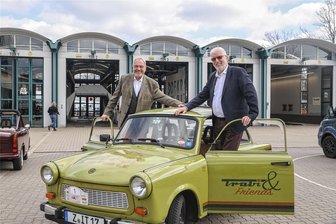 Täve Schur und Wolfgang Stumph: Hohe Promidichte bei Trabi-Messe am Wochenende in Chemnitz - Wolfgang Kießling und Klaus-Dietmar Hessel vom Verein Intertrab mit einem Trabant 601 S – eins von über 40 Fahrzeugen auf der „Trabi & Friends“.