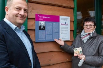 Tafel erinnert an mutige Unternehmerin - Die Tafel zu Ehren von Freya Graupner hängt am Crottendorfer Räucherkerzenland. Im Bild der Geschäftsführer der Crottendorfer Räucherkerzen GmbH, Mirko Paul, und Andrea Pankau aus den Reihen des Sächsischen Landesfrauenrates. 