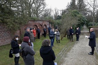 Tafel erinnert in Meerane an Schicksal von 32 Opfern der "Aktion T4 - Knapp 20 Personen verfolgten am Donnerstag den Vortrag von Bürgermeister Lothar Ungerer.