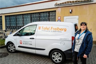 Tafel Freiberg kommt auch zwischen Weihnachten und Neujahr nicht zur Ruhe - Der Kühltransporter ist schon wieder in der Reparatur, allein 2300 Euro wird das kosten, daher ist Anja Fiedler mit einem Ersatzfahrzeug ohne Kühlfunktion unterwegs.