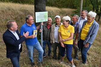 Tafel in Lunzenau erinnert an ein unaufgeklärtes Verbrechen - An der Einweihung haben auch Bürgermeister Ronny Hofmann (li.) sowie Vertreter aus dem Rathaus und vom Heimatverein teilgenommen.