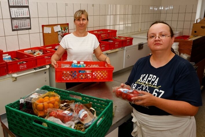 Tafel in Not: Spenden und Personal fehlen - Birgit Riedel (links) und Anja Schubert mit Lebensmitteln für die Tafel. Den wenigen Spenden stehen viele Bedürftige gegenüber.