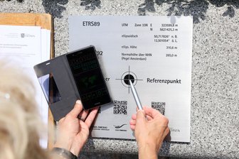 Tafel kennt den ganz genauen Standort - Wer über eine GPS-App verfügt, kann sein Smartphone auf ein Kreuz legen, um festzustellen, wie weit die Positionsangaben seines Mobiltelefones von denen auf der Tafel abweichen.