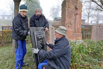 Tafeln erinnern an 68 Opfer - 