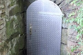 Tafeln erinnern an vergessenen Bergbau - Versteckter Zeuge: Das Mundloch des Tiefer Friedrich Erbstolln.