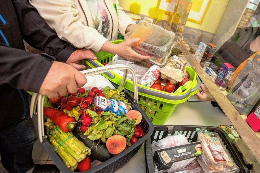 Tafeln gefordert: Weniger Essen für mehr Bedürftige - Lebensmittelausgabe in der Tafel von Plauen.