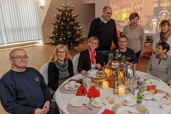 Tafeln im Erzgebirge erhalten 28.000-Euro-Spende - Vertreter der Tafeln im Erzgebirgskreis waren am Dienstag selbst einmal an eine "Tafel" eingeladen. In den Räumen der Erzgebirgssparkasse - im Bild Vorstandsmitglied Franziska Herrmann (3. von links) - in Annaberg-Buchholz wurde Geld aus einer Spendenaktion verteilt.
