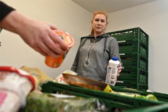 Tafeln in Freiberg und Mittweida: Altersarmut wird zunehmend ein Problem - Die Tafeln im Landkreis sehen die Lage als unverändert ernst: Mehr Menschen müssen versorgt werden, aber es stehen weniger Waren zur Verfügung. In der Ausgabestelle in Penig spürt das auch Helferin Anna Diz.