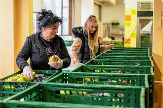 Tafeln in Freiberg und Mittweida erwarten noch mehr Bedürftige - Helferin Annelie Ranft (vorn) und Maxi Lippmann bepacken in Mittweida die Kisten für die Lebensmittelausgabe bei der Tafel.