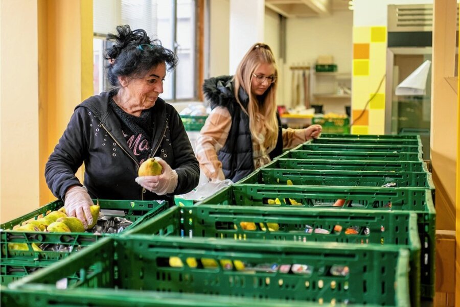 Tafeln in Freiberg und Mittweida erwarten noch mehr Bedürftige - Helferin Annelie Ranft (vorn) und Maxi Lippmann bepacken in Mittweida die Kisten für die Lebensmittelausgabe bei der Tafel. 