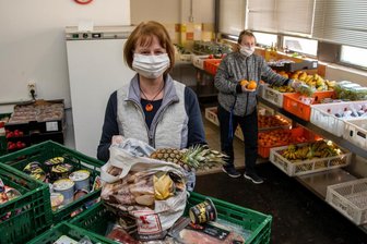 Romy Richter (vorn, stellv. Geschäftsführerin Netzwerk Mittweida) und die Tafelleiterin Marion Sommerfeldt sind dankbar und froh das die Ausgabe von Lebensmitteln derzeit gesichert ist.