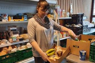 Tafeln: Weniger Lebensmittel kommen an - Anja Fiedler, Leiterin der Freiberger Tafel der Caritas, muss derzeit mit geringeren Lebensmittelspenden die Versorgung von Bedürftigen an den Ausgabestellen organisieren. Die Gründe des zuletzt gesunkenen Spendenaufkommens sind unklar. 