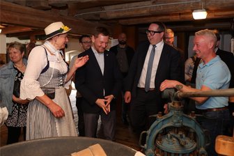 Taffe Erzgebirgerin lädt Ministerpräsident zum Mühlentag ein - Er nimmt an - Ministerpräsident Michael Kretschmer bei der Führung durch die Mühle.