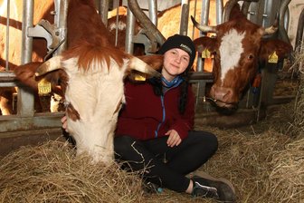 Taffe Frauen in der Landwirtschaft: Was Tanja Turki im Vogtland an ihren Tieren schätzt - Zwischen Kuh Heidi (links) und Käthchen fühlt sich Tanja Turki wohl.
