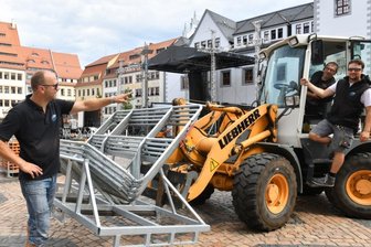 Tag 1 nach dem Bergstadtfest: So läuft der Abbau - Das Bergstadtfest in Freiberg ist zu Ende. David Bojack, Cheforganisator des Festes (links), und sein Kollege Philipp Cieslak, der für die Logistik und Bühnen zuständig ist (rechts), koordinieren den Abbau auf dem Obermarkt.