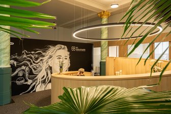 Tag der Architektur im Vogtland stellt außergewöhnliche Arbeiten vor - Aus der Schalterhalle einer Bank machte Neumann-Architekten eine moderne Kieferorthopädie.