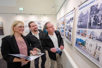 Tag der Archive im Vogtland: Bilderschleife macht Appetit auf mehr - Großen Zuspruch erfreute sich das Stadtarchiv Plauen am Samstag anlässlich des bundesweiten „Tages der Archive“. Im Bild Romy Reinel, Clemens Uhlig und Uwe Haueis (von links) in der aktuellen Ausstellung „Stillstand, Mut und Aufbruch – Plauen in den 80ern“.